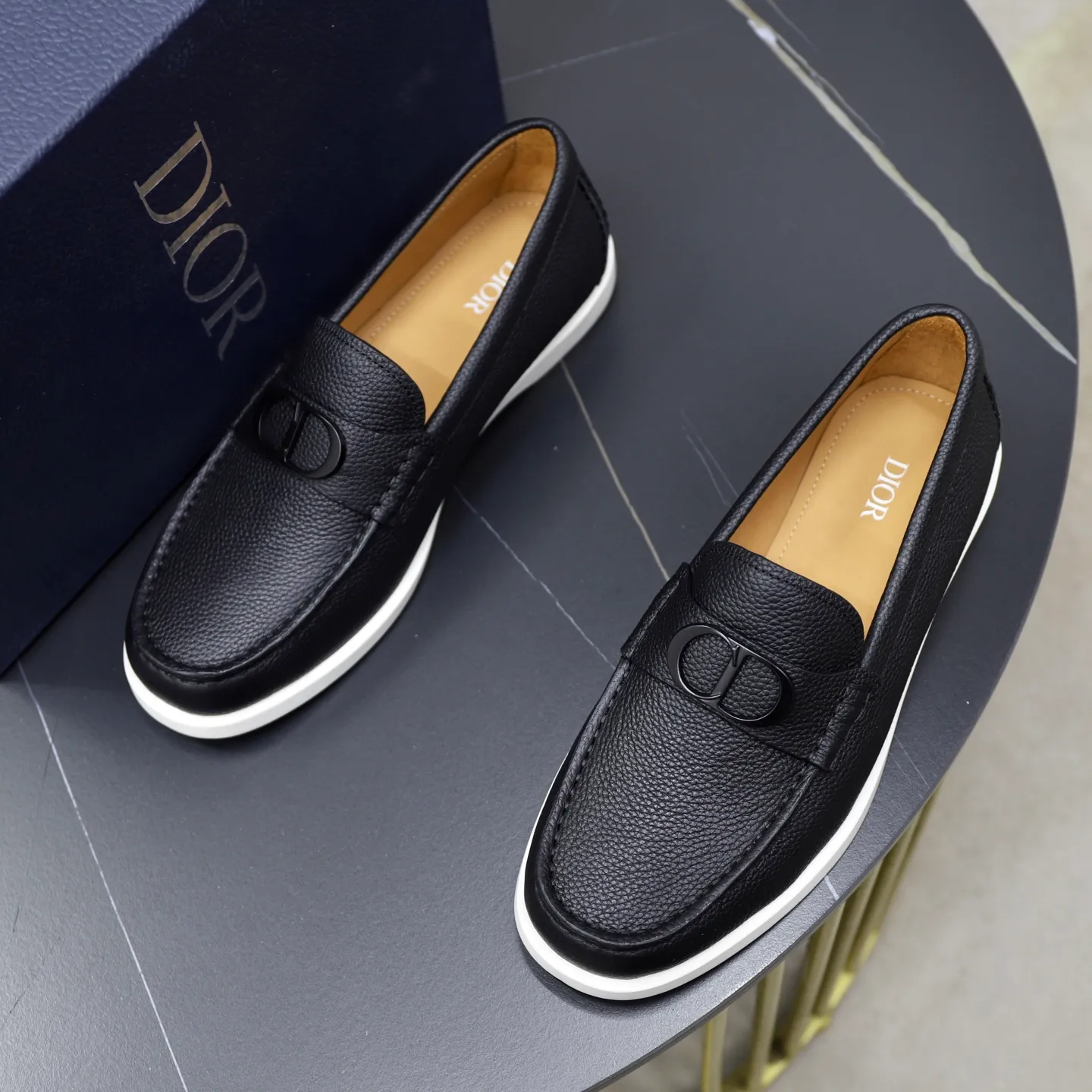 Ex-factory price: 560🙅‍♂️🙅‍♂️🙅‍♂️ Brand: Dior DIOR Standard code: Men's code 38/44 (45 can be customized) Grade: Same as the official website Material: Original cowhide stitching, cowhide lining, original TPU wear-resistant soft outsole Style categories: Leisure and sports version, footwear for driving, young fashion, European and American trends, British style Color: actual picture color